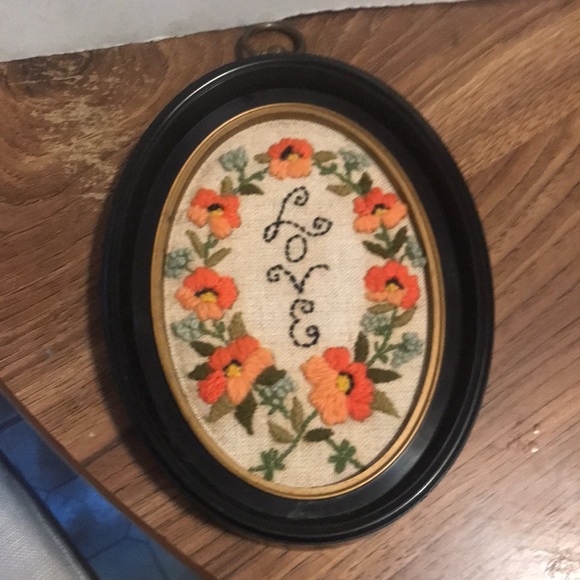Vintage.  1970s or so black plastic oval framed hand embroidered. “Love” wall - Picture 9 of 10